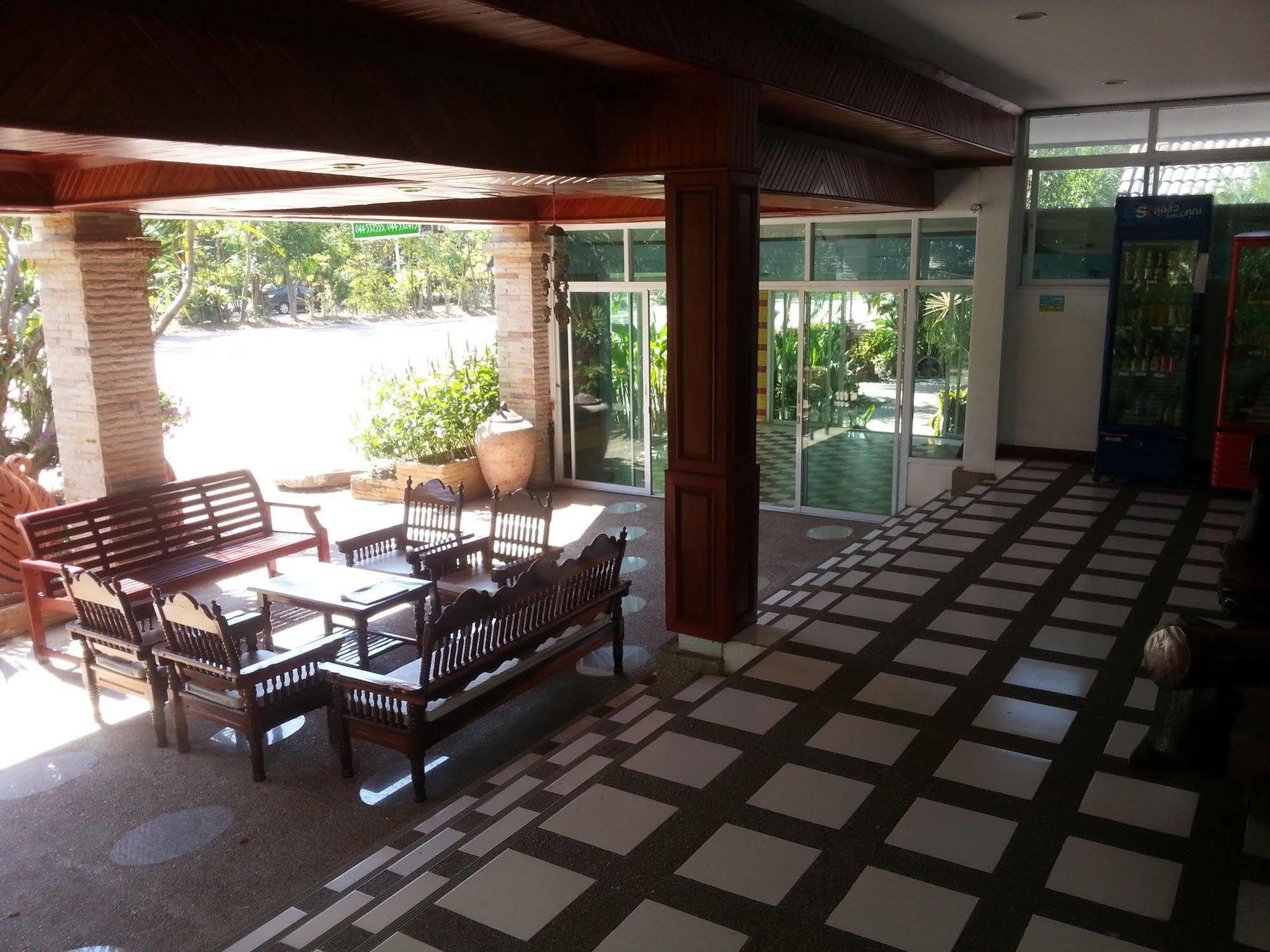 Thong Paeka Hotel Prasat Εξωτερικό φωτογραφία