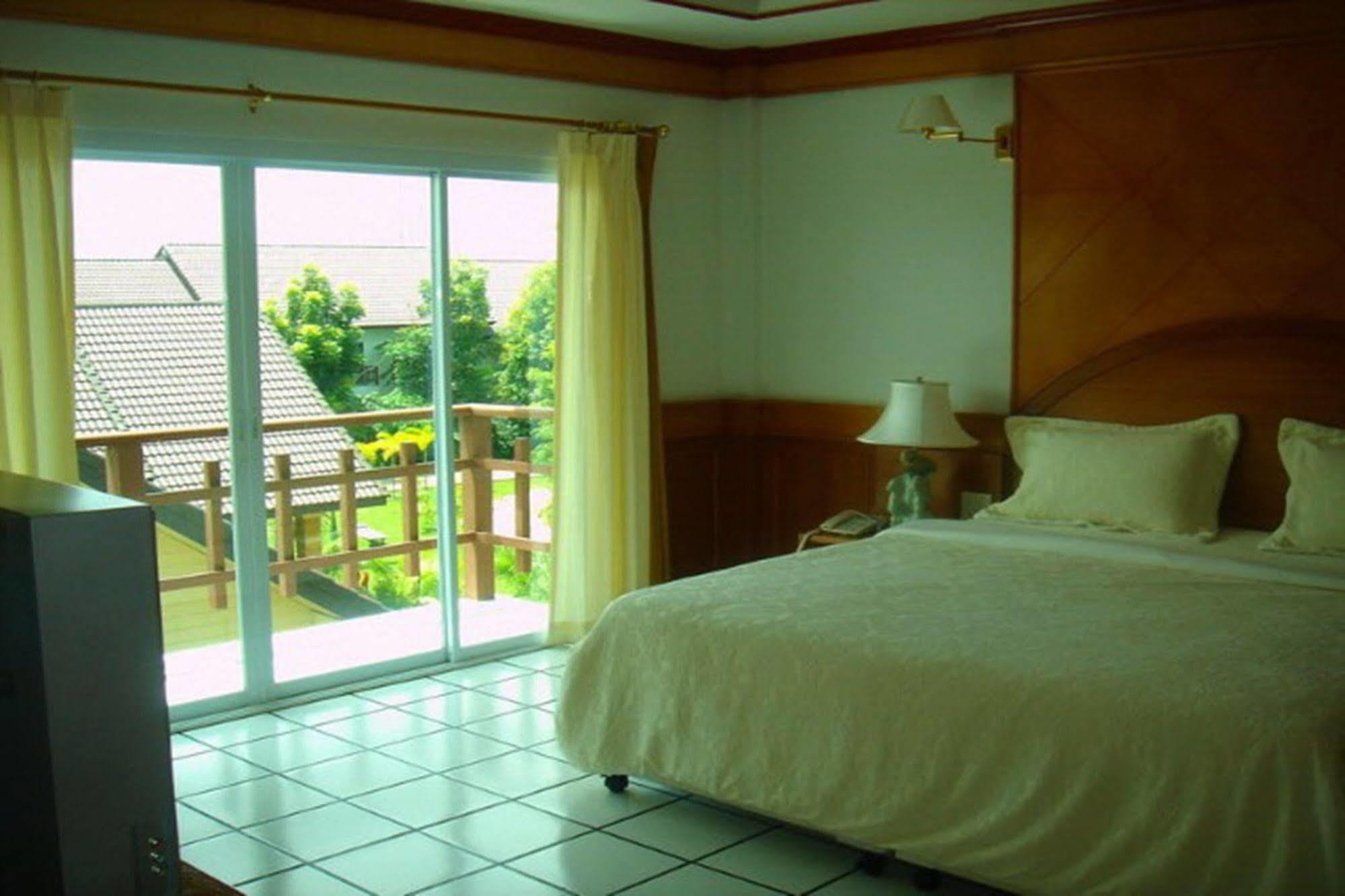 Thong Paeka Hotel Prasat Εξωτερικό φωτογραφία